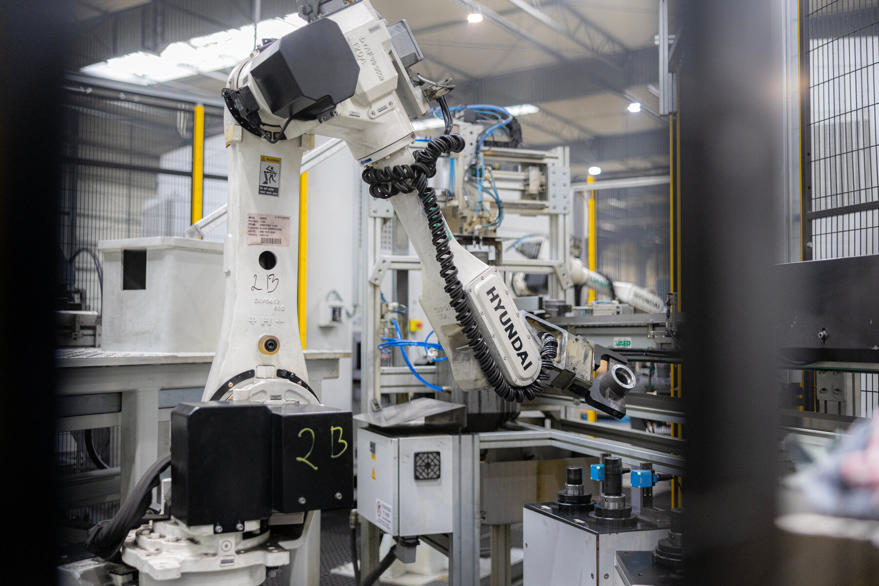 Robot przemysłowy obsługujący centrum obróbcze CNC
